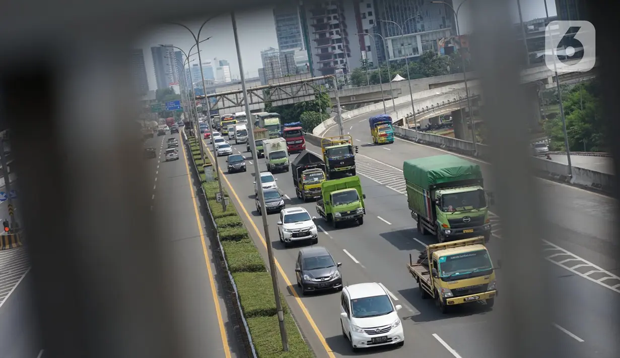 Kendaraan melintasi ruas jalan tol di Jakarta, Kamis (9/7/2020). Menteri Lingkungan Hidup dan Kehutanan, Siti Nurbaya, mengungkapkan pemerintah berencana menarik cukai emisi kendaraan bermotor. (Liputan6.com/Immanuel Antonius)