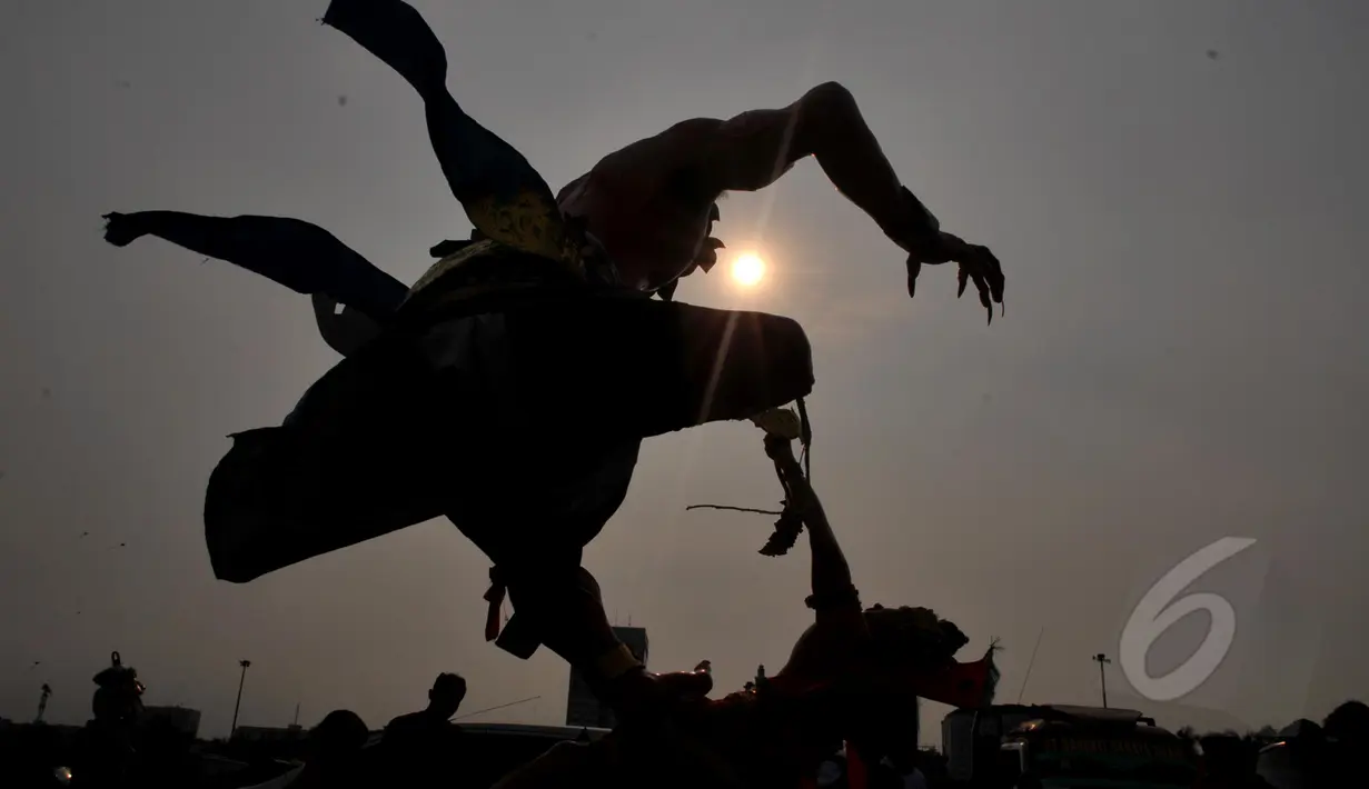 Pawai Ogoh-ogoh yang digelar di kawasan Monas, Jakarta, Jumat (20/3/2015). Pawai tersebut merupakan rangkaian dari prosesi menjelang Hari raya Nyepi Tahun Saka 1937. (Liputan6.com/Johan Tallo) 