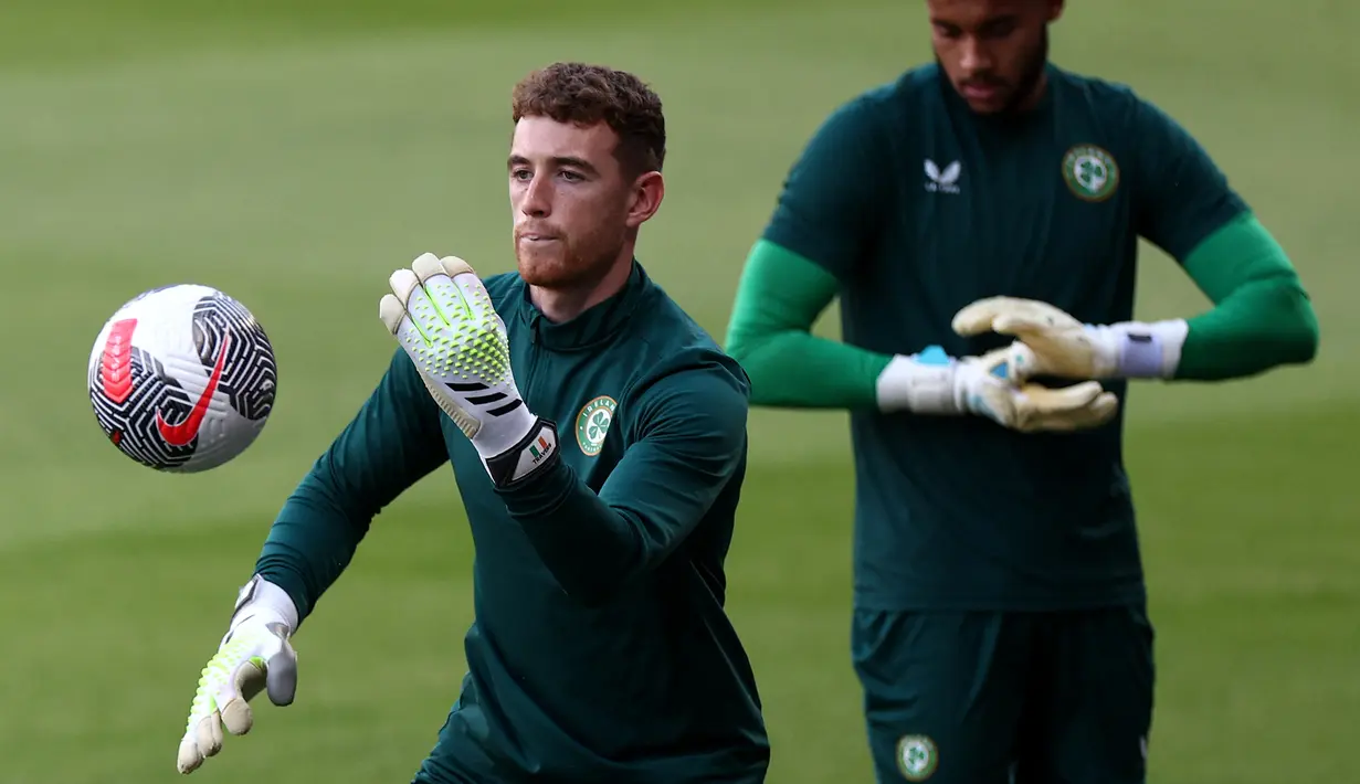 Kiper Republik Irlandia Mark Travers (kiri) mengambil bagian dalam sesi latihan menjelang kualifikasi Euro 2024 melawan Prancis, di stadion Parc des Princes, di Paris, Rabu (6/9/2023). (Photo by FRANCK FIFE / AFP)