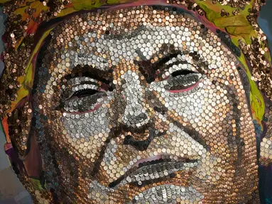 Lukisan Presiden AS Donald Trump dari rangkaian koin dan chip poker terlihat di Akademi St George di New York (30/1). Lukisan Donald Trump dari rangkaian koin ini dibuat oleh dua seniman Ukraina Daria Marchenko dan Daniel Green. (AFP Photo/Don Emmert)