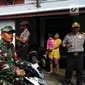 Panglima TNI Marsekal TNI Hadi Tjahjanto saat mengunjungi RSUD Agats dan Posko Satgas Kesehatan TNI KLB, Kabupaten Asmat, Papua, Kamis (1/2). Satgaskes TNI KLB sudah melaksanakan vaksinasi terhadap 13.336 anak-anak. (Liputan6.com/Pool/Puspen TNI)