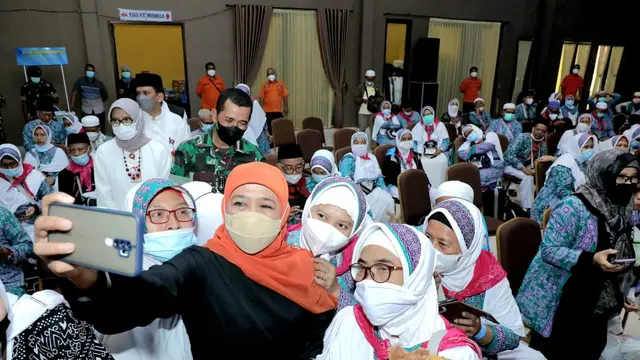 Khofifah saat menyambut kedatangan jemaah haji Jatim kloter pertama dan kedua di Surabaya. (Dian Kurniawan/Liputan6.com)
