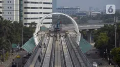 Pekerja menyelesaikan pengerjaan proyek konstruksi infrastruktur di kawasan Kuningan, Jakarta, Sabtu (11/4/2020). Gubernur DKI Jakarta Anies Baswedan menjelaskan bahwa proyek konstruksi boleh terus berjalan selama Ibu Kota berstatus Pembatasan Sosial Berskala Besar (PSBB). (merdeka.com/Imam Buhori)