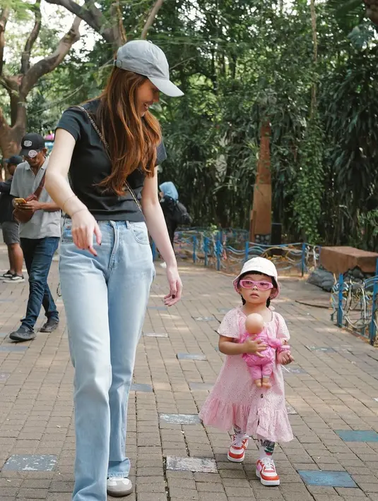 Dengan gaya yang lebih santai, Aaliyah Massaid kenakan t-shirt dengan celana jeans dan sneakers [@aaliyah.massaid]