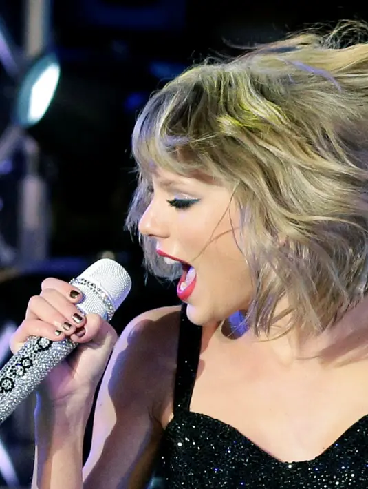  Dia melambai ke kerumunan dan membungkuk setelah menyelesaikan lagu terakhirnya, Shake It Off. (Bintang/EPA)