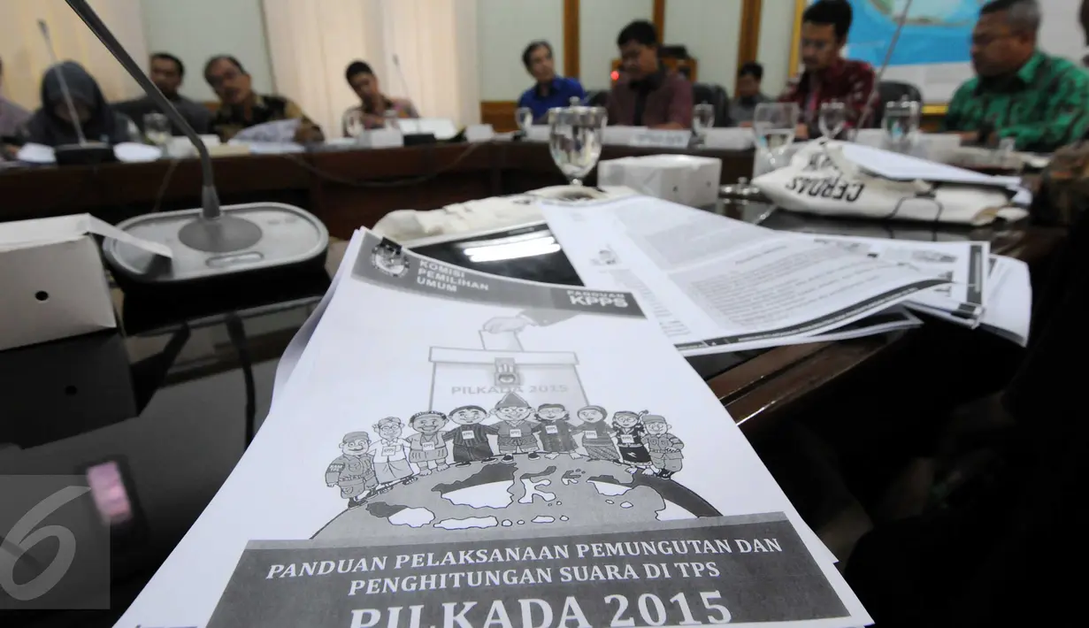 Buku panduan tentang proses pemungutan dan penghitungan suara bagi penyandang disabilitas yang dibahas dalam FGD yang digelar KPU bersama dengan 14 lembaga pemantau Pemilu di gedung KPU, Jakarta, Selasa (29/9). (Liputan6.com/Helmi Afandi)