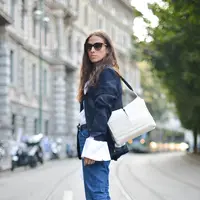 Padu padan kece ala street styler dengan frayed jeans. (Image: glamour.com)
