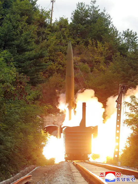Rudal diluncurkan dari kereta api saat uji coba di lokasi yang dirahasiakan Korea Utara pada 15 September 2021. Uji coba dilakukan sehari setelah Korea Utara dan Korea Selatan menguji coba rudal dengan selang waktu beberapa jam. (Korean Central News Agency/Korea News Service via AP)