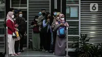 Calon penumpang menunggu bus di halte Transjakarta kawasan Jalan Thamrin, Jakarta, Selasa (17/5/2022). Presiden Joko Widodo atau Jokowi mengumumkan kebijakan pelonggaran penggunaan masker karena situasi pandemi COVID-19 di Indonesia sudah menunjukkan perbaikan. (Liputan6.com/Faizal Fanani)