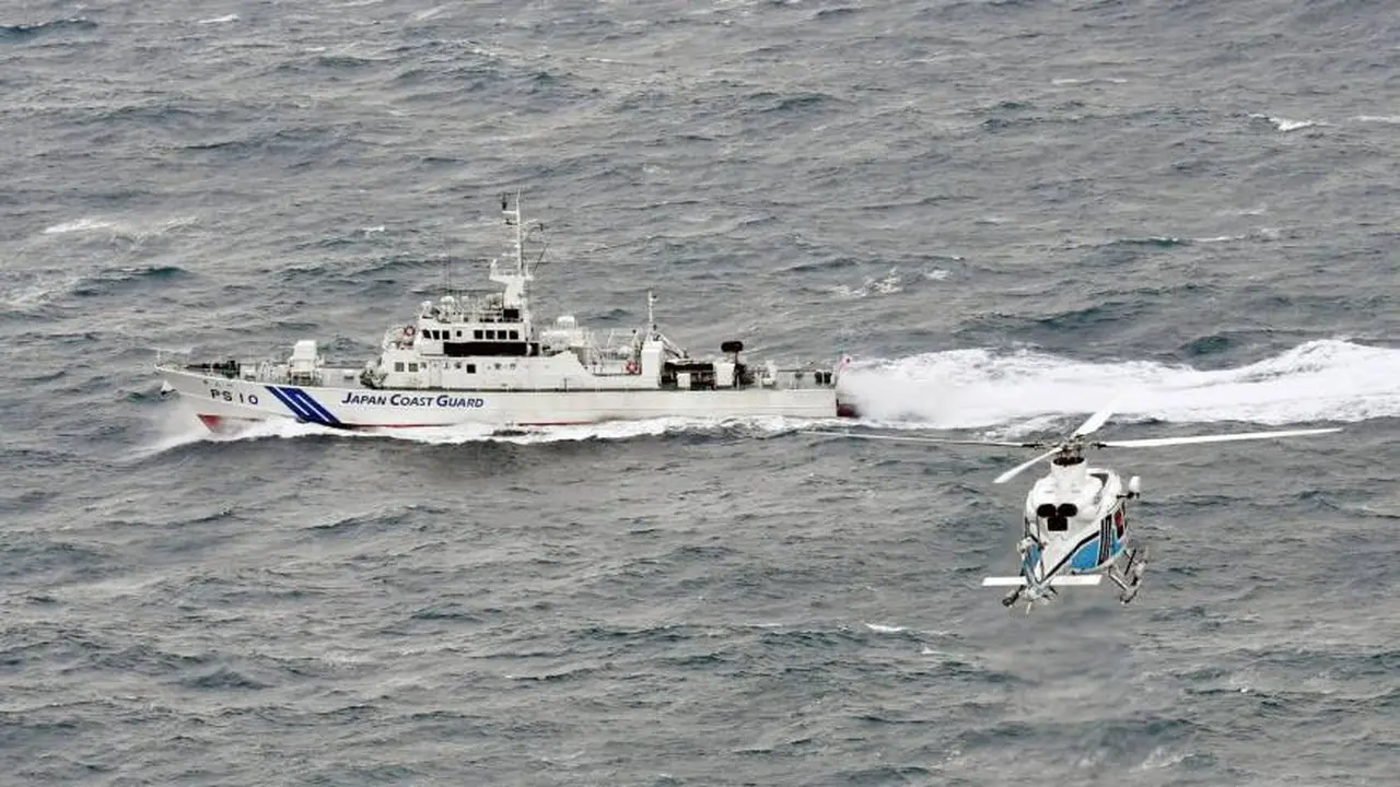 Kapal dan helikopter patroli mencari kapal tenggelam Daifuku Maru dan awaknya -- salah satunya WNI -- di lepas pantai Matsue, Shimane Prefecture, Jepang, (Kyodo News)