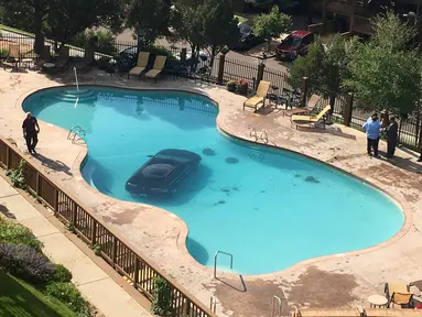 Sebuah mobil terlihat di dalam kolam renang setelah seorang wanita berusia 73 tahun keliru menginjak gas saat ia ingin menekan rem di Cheyenne Mountain Resort, Colorado Springs, (4/7). (Kyla Galer / KKTV 11 via AP)