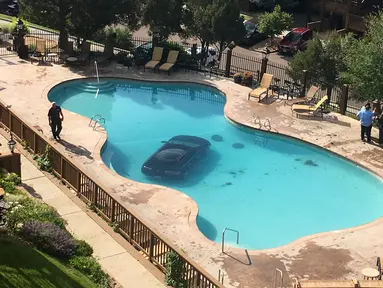 Sebuah mobil terlihat di dalam kolam renang setelah seorang wanita berusia 73 tahun keliru menginjak gas saat ia ingin menekan rem di Cheyenne Mountain Resort, Colorado Springs, (4/7). (Kyla Galer / KKTV 11 via AP)