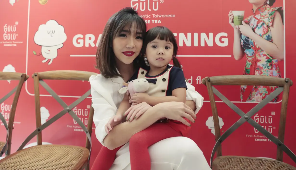 Meski disibukkan dengan berbagai kegiatan di dunia hiburan, Gisella Anastasia tetap meluangkan waktu untuk putri semata wayangnya, Gempita Nora Marten. (Kapanlagi.com/Muhammad Akrom Sukarya)