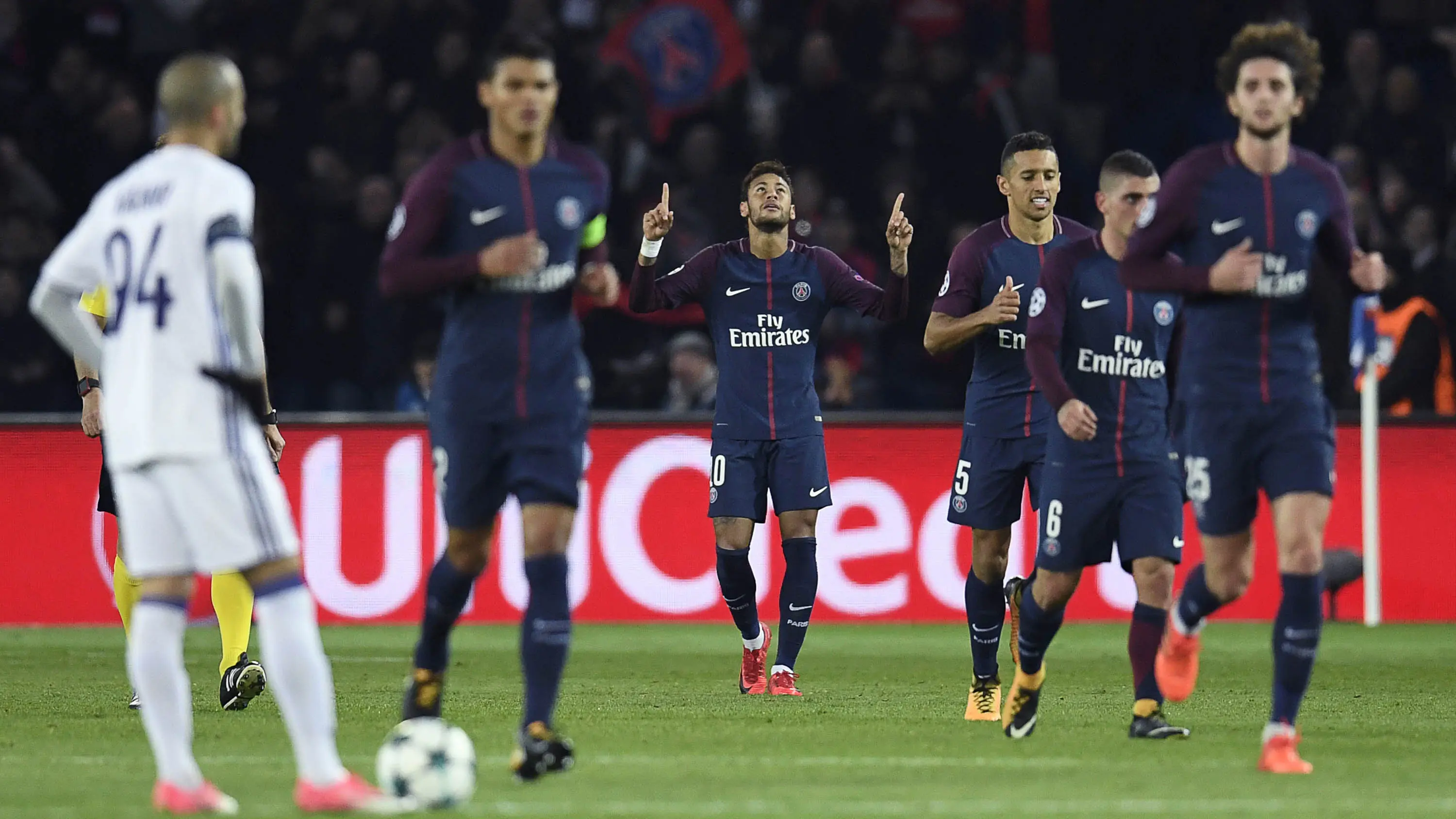Gelandang PSG, Neymar, merayakan gol yang dicetaknya ke gawang Anderlecht pada laga Liga Champions di Stadion Parc des Princes, Paris, Selasa (31/10/2017). PSG menang 5-0 atas Anderlecht. (AFP/Christophe Simon)