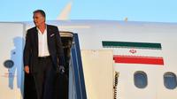 Pelatih Tim nasional (Timnas) Iran, Carlos Queiroz turun dari pesawat setibanya di bandara internasional Vnukovo, Moskow, Selasa (5/6). Iran merupakan wakil Asia pertama yang menyegel tiket putaran final Piala Dunia 2018. (AFP/Yuri KADOBNOV)