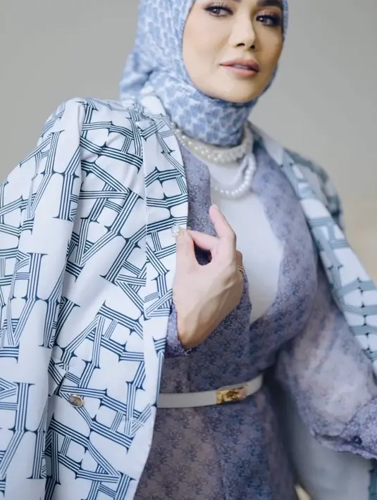 Kerudung tersebut dipadukan dengan outer organza bermotif dan belt putihnya yang serasi dengan warna celananya. Serta untuk melengkapi gaya formalnya dengan blazer putih bermotif. @vanillahijab