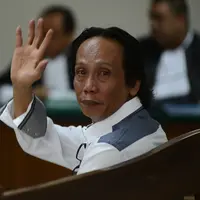 Mandra Naih melambai tangan usai menjalani sidang lanjutan di Pengadilan Tipikor, Jakarta, Senin (31/8/2015). mantan bintang sinetron Si Doel Anak Sekolahan yang kini menjabat Direktur PT Viandra Production. (Liputan6.com/Herman Zakharia)
