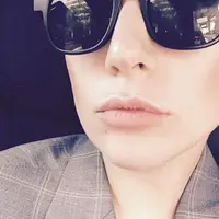Penyanyi kelahiran New York, Lady Gaga, memiliki koleksi kacamata hitam dengan bermacam model dan gaya. Pelantun 'Bad Romance' ini kerap mengunggah dirinya memakai koleksi kacamata hitamnya di akun instagram miliknya @ladygaga. (via instagram/@ladygaga)