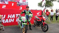 Riyan Pratama dari tim Alfattah Racing Team berhasil finis terdepan pada kelas HDC 3 (Sonic 150R/Supra GTR150 Standard Pemula - U16, dalam ajang Honda Dream Cup 2018 seri Medan, di Sirkuit Pancing, Minggu (5/8/2018). (Bola.com/Rizki Hidayat)