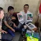 Advokat Parlin Bayu Hutabarat menunjukan foto dua tersangka saat dirawat di rumah sakit setelah mengalami luka tembak saat proses penangkapan, Rabu (13/5/2024).