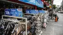 Deretan sandal dijajakan di salah satu tenant di Pasar Baru, Jakarta, Rabu (5/4/2021). Selama pandemi COVID-19, tak banyak orang yang mau berbelanja di luar rumah. (Liputan6.com/Faizal Fanani)