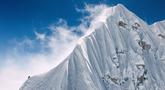 Dalam foto yang diambil pada 15 Oktober 2025 ini, seorang pendaki gunung Prancis melakukan perjalanan ke puncak Jannu East yang menjadi pendakian pertama ke puncak setinggi 7.468 meter di Nepal timur. (Thibaut MAROT/AFP)