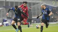 Liverpool semakin berada di atas angin setelah Mohamed Salah suskes membobol gawang Handanovic pada menit ke-83, memanfaatkan bola sundulan Virgil van Dijk yang sempat mengenai pemain Inter. (AP/Antonio Calanni)