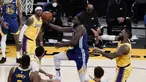 Pebasket Golden State Warriors Draymond Green (tengah) berupaya memasukkan bola dalam pertandingan NBA melawan LA Lakers di Staples Center,  Los Angeles, California, Amerika Serikat, Senin (18/1/2020). (AP Photo/Jae C. Hong)