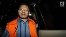 Mantan anggota DPRD Sumatera Utara, Tahan Manahan Panggabean mengenakan rompi tahanan menunju mobil tahanan usai menjalani pemeriksaan di gedung KPK, Jakarta, Senin (13/8). (Merdeka.com/Dwi Narwoko)