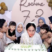 Aurel Hermansyah juga hadir mengenakan atasan hitam dan kerudung birunya. Adapula Ameena dengan dress hitam sleeveless.&nbsp;[@krisdayantilemos]