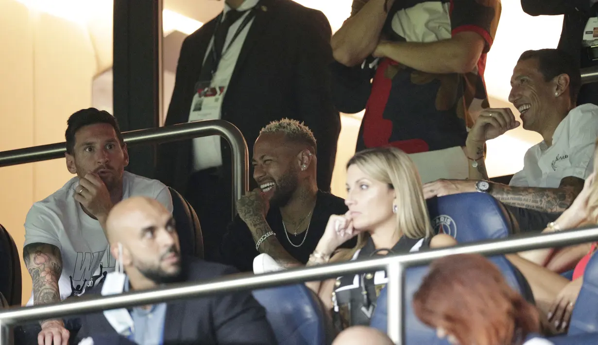 La Pulga tampak berada di tribun penonton dan menyaksikan pertandingan bersama Neymar dan Di Maria. (Foto/AFP/Geoffroy Van Der Hasselt)