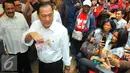 Agus Martowardojo menunjukan uang baru pecahan 100 ribu saat sosialisasi di Blok M Square, Jakarta, Senin (19/12). BI baru merilis 11 uang rupiah pecahan baru yang terdiri atas tujuh uang kertas dan empat uang logam. (Liputan6.com/Angga Yuniar)
