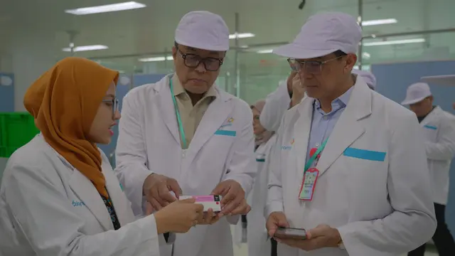 Wakil Menteri BUMN Dony Oskaria mengunjungi fasilitas produksi vaksin Bio Farma. (Dok Kementerian BUMN)