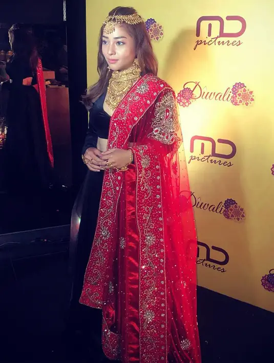 Nikita Willy tampil menawan dalam balutan kain sari khas India. Nikita tampil dengan gaun berwarna hitam dipadukan dengan balutan kain panjang transparan berwarna merah di bahu Nikita. (Liputan6.com/IG/@nikitawillyofficial94)