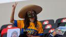Fans cantik dari klub sepak bola asal Meksiko, Tigres mengacungkan lambang damai dalam pertandingan Piala Dunia Antar Klub 2020. (Foto: AFP/Karim Jaafar)