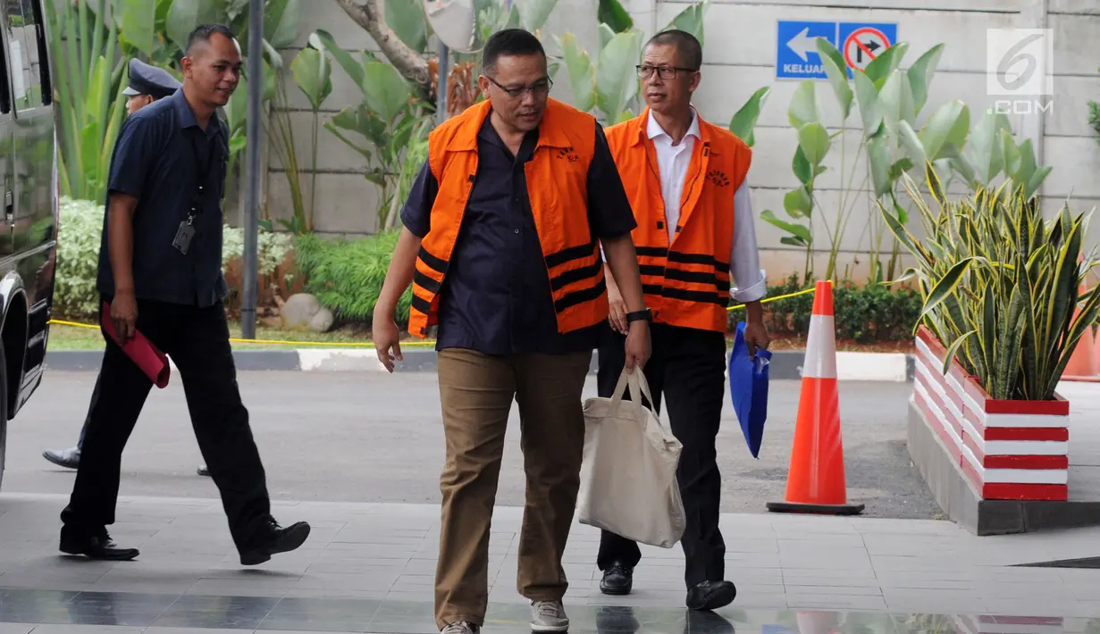 Tersangka mantan Kalapas Sukamiskin, Wahid Husein (kanan) dan pejabat Kemendagri Dudy Jocom (tengah) tiba di Gedung KPK, Jakarta, Selasa (7/8). Wahid Husein dan Dudy Jocom tiba dengan mengenakan rompi tahanan. (Merdeka.com/Dwi Narwoko)