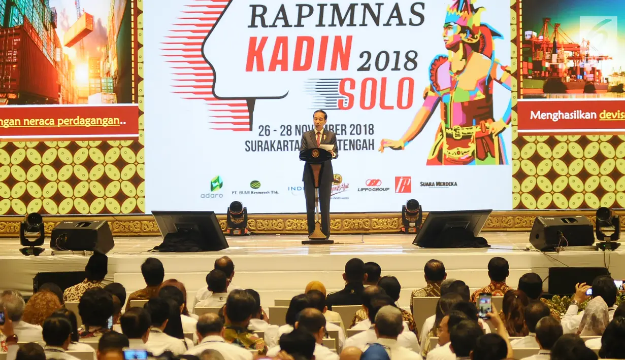 Presiden Jokowi memberikan sambutan pada acara penutupan Rapimnas Kadin di Solo, Jawa Tengah, Rabu (28/11). Jokowi berencana membatalkan rencana relaksasi DNI menyusul adanya keluhan dari KADIN dan HIPMI. (Liputan6.com/Angga Yuniar)