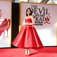Anne Hathaway tampil anggun effortless di World Premiere The Devil Wears Prada 2 (Photo by ANGELA WEISS / AFP)