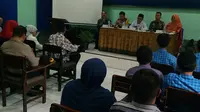 Wali Kota Malang dan Kapolres Malang Kota bertemu guru, orang tua siswa dan guru SMK Muhammadiyah 2 Malang setelah video penamparan ke siswa ramai di sosial media (Liputan6.com/Zainul Arifin)