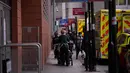 Seorang pasien didorong dengan troli setelah tiba dengan ambulans di luar Rumah Sakit Royal London, Inggris, 6 Januari 2022. Inggris memangkas waktu isolasi pasien COVID-19 dari 10 menjadi 7 hari karena kekurangan tenaga kesehatan akibat lonjakan kasus yang dipicu Omicron. (AP Photo/Matt Dunham)
