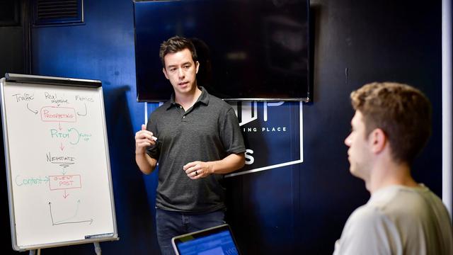 Ilustrasi mendiskusikan poin of view