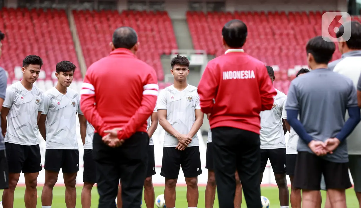 Jokowi mengatakan, para pemain ini masih bisa berlaga di SEA Games, Asian, Olimpiade 2024, dan Piala AFF. Ia mengatakan, kesempatan mereka masih panjang, jadi jangan patah semangat. (Bola.com/M Iqbal Ichsan)