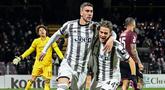Pemain Juventus, Dusan Vlahovic bersama Nicolo Fagioli  merayakan gol yang dicetak ke gawang Salernitana pada laga Liga Italia di Stadion Arigis (7/2/2023). Juventus sukses mengalahkan Salernitana pada pekan ke-21 Liga Italia . (AFP/Andreas Solaro)
