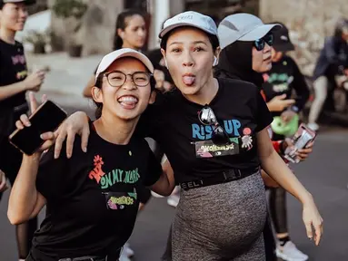 Sedang hamil anak kedua, Andien mengikuti acara lari 10 km untuk wanita. Hal itu ia lakukan untuk memperingati Hari Perempuan Internasional. Andien turut berlari bersama 1000 wanita yang mengikuti aksi memperingati International Woman's Day. (Liputan6.com/IG/@andienaisyah)