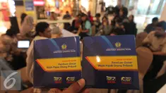 Masyarakat memperlihatkan kartu pajak di salah satu pusat perbelanjaan di Jakarta, Jumat (11/3). Mengacu data Kementerian Keuangan, kinerja penerimaan pajak negara dalam dua bulan pertama tahun 2016 masih loyo. (Liputan6.com/Angga Yuniar)