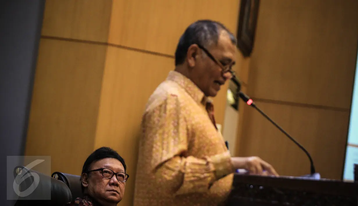 Mendagri Tjahjo Kumolo menyimak rakornas dan dialog terbuka bersama gubernur se-Indonesia di Kemendagri, Jakarta, Kamis (24/11). Rakornas ini membahas kerawanan jelang Pilkada Serentak 2017 dan penguatan Tim Saber Pungli (Liputan6.com/Faizal Fanani)