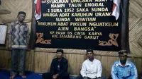 Para tetua Sunda Wiwitan Madrais kampung Pasir, Kecamatan Smarang, Garut tengah melaksanakan ritual olahrasa jadwal petang (Liputan6.com/Jayadi Supriadin)