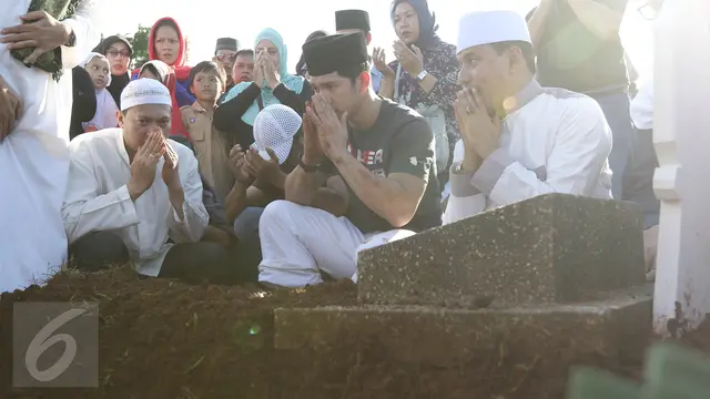 Pemakaman Ayah Iko Uwais