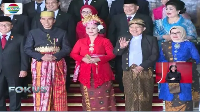 Berpakaian adat kali ini dicetuskan Jokowi untuk mengingatkan kemerdekaan ini diperjuangan berbagai suku dan kini menjadi satu bangsa.