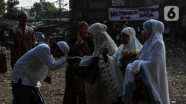 Warga Berlebaran Diantara Reruntuhan di Pancoran